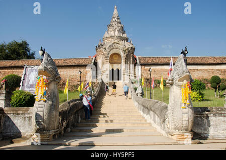 Tor mit Naga Treppe für Menschen zu Fuß gehen, um zu beten und besuchen Sie Chedi im Wat Phra, dass Lampang Luang Tempel am 27. Dezember 2016 in Lampa Stockfoto