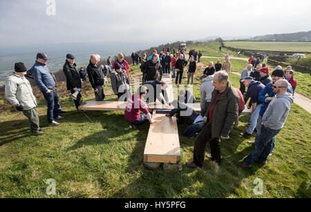Über 50 Menschen installieren 36-Fuß hohe Kreuz vor Ostern auf Überraschung Blick an der Spitze der Otley Chevin in Yorkshire. Stockfoto