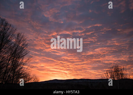 Schöne Orange Sonnenaufgang über dem Berg Stockfoto