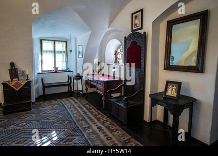 Eines der Schlafzimmer im Schloss Bran in der Nähe von Bran, Rumänien, sogenannte "Draculaschloss", Heimat der Titelfigur in Bram Stokers Roman "Dracula" Stockfoto