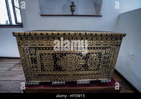 Alte verzierte Truhe im Schloss Bran in der Nähe von Bran, Rumänien, so genannte "Draculaschloss", Heimat der Titelfigur in Bram Stokers Roman "Dracula" Stockfoto