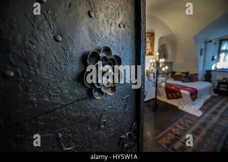 Eines der Schlafzimmer im Schloss Bran in der Nähe von Bran, Rumänien, sogenannte "Draculaschloss", Heimat der Titelfigur in Bram Stokers Roman "Dracula" Stockfoto