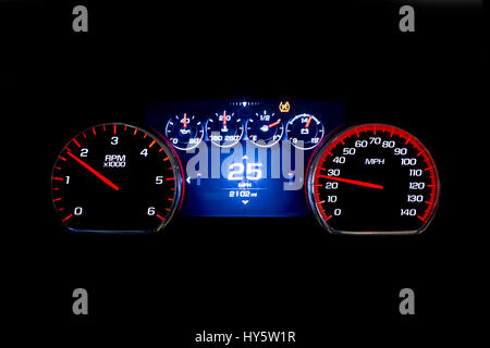 Modernes Licht Auto Laufleistung (Armaturenbrett, Tachostand) auf schwarzem Hintergrund isoliert. Neue Anzeige eines modernen Autos. 25 km/h. Stockfoto