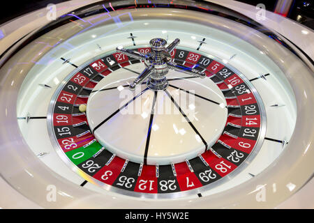Modernen Roulette-Tisch im Casino. Ball in der rotierenden Spielautomaten. Bunte Roulette-Rad. Stockfoto
