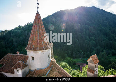 Blick vom Balkon im Obergeschoss von Schloss Bran in der Nähe von Bran, Rumänien genannt "Draculaschloss", Heimat der Titelfigur in Bram Stokers Roman "Dracula" Stockfoto