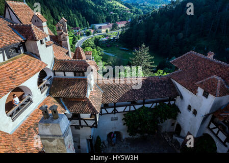 Blick vom Balkon im Obergeschoss von Schloss Bran in der Nähe von Bran, Rumänien genannt "Draculaschloss", Heimat der Titelfigur in Bram Stokers Roman "Dracula" Stockfoto