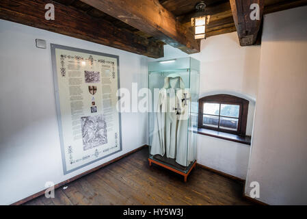 Germanische Mantel im Schloss Bran in der Nähe von Bran, Rumänien, so genannte "Draculaschloss", Heimat der Titelfigur in Bram Stokers Roman "Dracula" Stockfoto