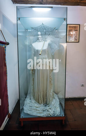 Display mit weißen Kleid im Schloss Bran in der Nähe von Bran, Rumänien, so genannte "Draculaschloss", Heimat der Titelfigur in Bram Stokers Roman "Dracula" Stockfoto
