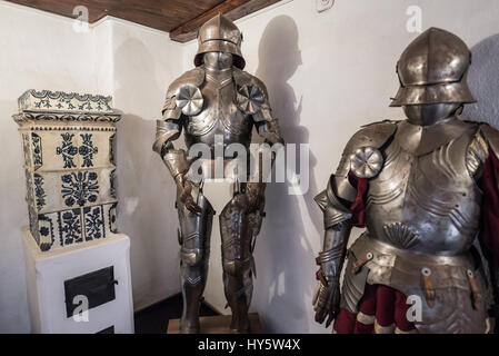 Volle ritterliche Rüstungen im Schloss Bran in der Nähe von Bran, Rumänien, so genannte "Draculaschloss", Heimat der Titelfigur in Bram Stokers Roman "Dracula" Stockfoto