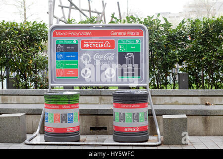 Gemischte Wertstoffe und allgemeine Mülltonnen in London Stockfoto