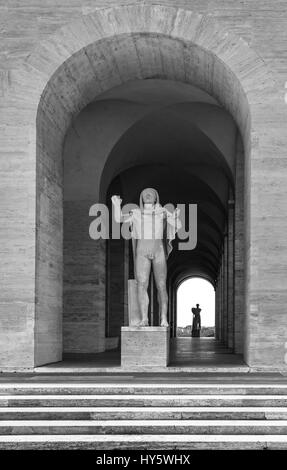 Rom, Italien - "Palazzo della Civiltà Italiana" im Stadtteil EUR, wissen auch als Quadrat Colosseum ist die Ikone Gebäude der neuen klassischen Architektur Stockfoto