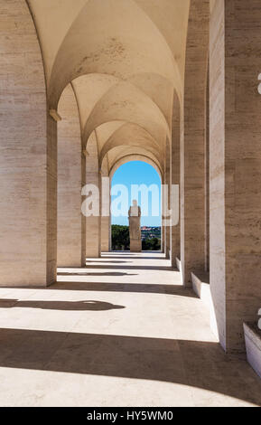 Rom, Italien - "Palazzo della Civiltà Italiana" im Stadtteil EUR, wissen auch als Quadrat Colosseum Symbol Gebäude der neuen Klassik und faschistischen ist ein Stockfoto