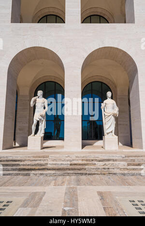 Rom, Italien - "Palazzo della Civiltà Italiana" im Stadtteil EUR, wissen auch als Quadrat Colosseum Symbol Gebäude der neuen Klassik und faschistischen ist ein Stockfoto