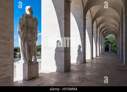 Rom, Italien - "Palazzo della Civiltà Italiana" im Stadtteil EUR, wissen auch als Quadrat Colosseum Symbol Gebäude der neuen Klassik und faschistischen ist ein Stockfoto