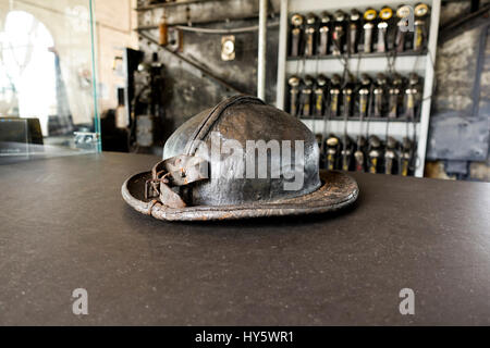 Vintage Bergleute Hut, Bergwerk, 1895, auf dem Display an Coal Mine Museum, Oranje Nassau, Heerlen, Limburg, Niederlande. Stockfoto