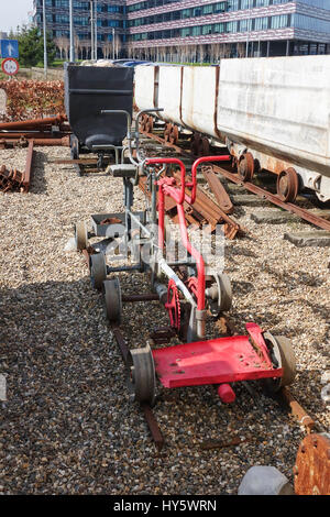 Alte Vintage Kohle Bergwerk Fahrräder, Eisenbahn Fahrrad, Fahrrad, vor Kohle-Bergbau-Museum, Wickler House, Grube, Heerlen, Limburg, Niederlande. Stockfoto