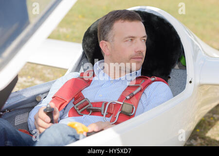 Mann im Cockpit eines Segelflugzeugs flugbereit Stockfoto