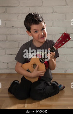 Junge rock'n'roll, Punk kid Gitarre spielen leidenschaftlich, 02. Stockfoto