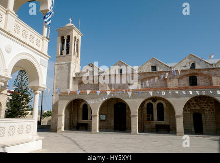 Widerstand-Platz mit Heiligen Bistum von Pafos auf links und Agios Theodoros Kathedrale auf der rechten Seite in der alten Stadt Paphos, Zypern Stockfoto