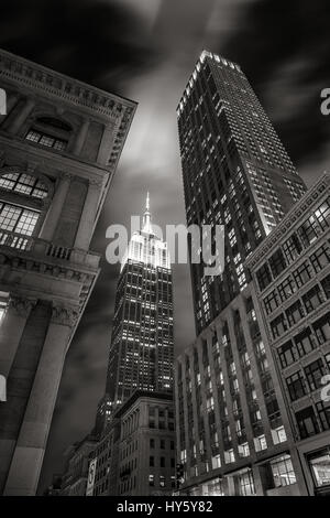 Empire State Building bei Nacht von der 5th Avenue in schwarz-weiß &. Manhattan, New York City Stockfoto