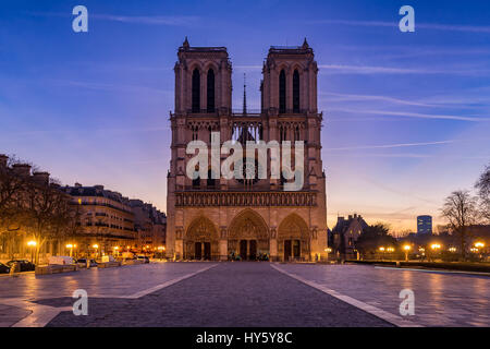 Kathedrale Notre Dame de Paris bei Sonnenaufgang. Ile De La Cite, Parvis Notre Dame (Place Jean-Paul II), 4. Arrondissement, Paris, Frankreich Stockfoto