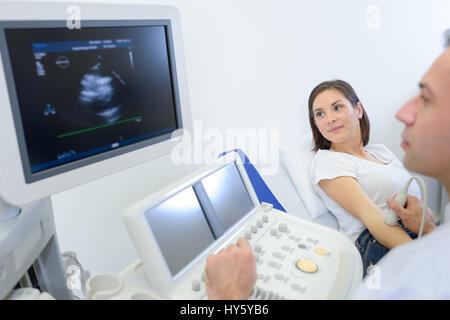 Schwangere Frau immer Ultraschall im Krankenhaus Stockfoto