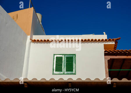 Details zu einem typischen spanischen Stilhaus im kanarischen Insel Teneriffa mit Terracotta-Fliesen, weiß getünchten Wänden und grün lackierten Holzfenster Verschlusszeit Stockfoto