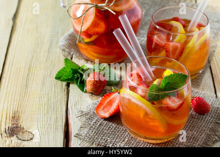 Fruchtwasser. Erfrischendes Sommergetränk mit Erdbeeren, Zitrone und Minze. Das Konzept der gesunden und diätetische Ernährung. Kopieren Sie Raum. Stockfoto