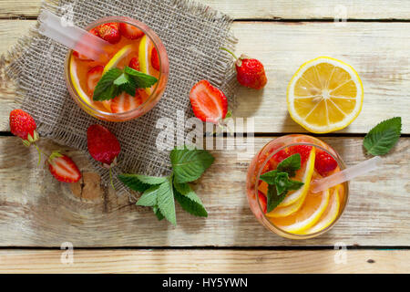 Fruchtwasser. Erfrischendes Sommergetränk mit Erdbeeren, Zitrone und Minze. Das Konzept der gesunden und diätetische Ernährung. Kopieren Sie Raum. Stockfoto
