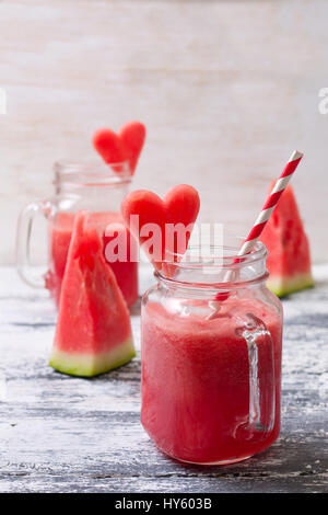 Wassermelone frisch in Gläsern von Maurer, Scheiben Wassermelone auf grauem Hintergrund Stockfoto