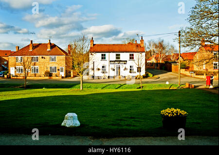 Dorfanger und Grey Horse Pub, zogen, Yorkshire Stockfoto