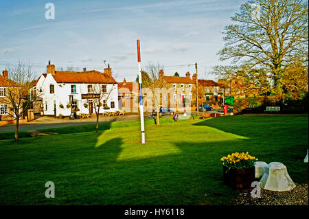 Dorfanger und Grey Horse Pub, zogen, Yorkshire Stockfoto