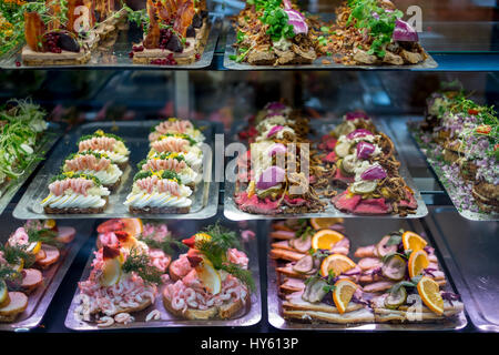 Köstliche Darstellung der dänische Smørrebrød, traditionellen offenen Roggenbrot-Sandwiches in Torvehallerne, Kopenhagen, Dänemark Stockfoto