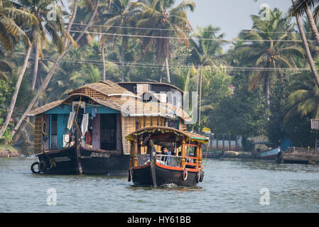 Indien, Bundesstaat Kerala aka Ernakulam, Allepey, der Backwaters. Traditionelles Sightseeing & Übernachtung Hausboot durch die Kanäle und Seen von der Backw Stockfoto