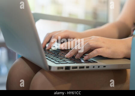 Frau Hand Tippen auf Laptop-Computer-Tastatur für Online-Business. Konzept von überall aus arbeiten Stockfoto