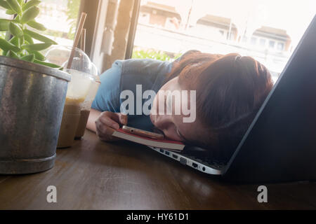 Junge Hipster Frau schläft während der Arbeit mit Laptop im Café arbeiten. Arbeiter auf anstrengenden Tag erschöpft. Freier Wirtschaftsjournalist Aktivität Konz Stockfoto