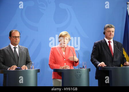 Berlin, Deutschland 24. August 2015: Präsidenten Francois Hollande und Petro Poroshenko für offizielle Besuch von Bundeskanzlerin Angela Merkel. Stockfoto