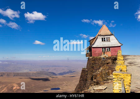 Altes Haus auf einer Klippe hängen. Isolierten Haus oben auf dem Berg. Stockfoto