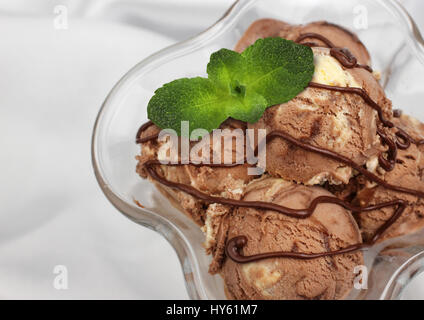 Close-up braun Eis locken mit Schokoladensauce auf Töpfchen Stockfoto