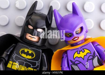 Tambow, Russische Föderation - 11. Februar 2017 Lego Batman Film Minifiguren - Batgirl und Batman - auf Lego grauer Grundplatte Hintergrund. Studio gedreht. Stockfoto