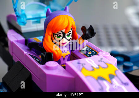 Tambow, Russische Föderation - 4. März 2017 Lego DC Super Hero Girls Welt. Batgirl Spielfigur in ihr Batjet. Studio gedreht. Stockfoto