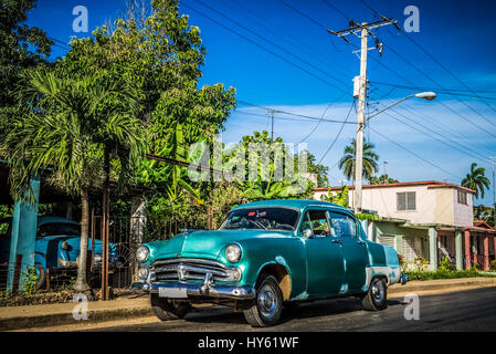 Amerikanischen blau Oldtimer Parken auf der Straße in Santa Clara, Kuba Stockfoto