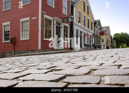 A Straßenszene in Old Walfang District - New Bedford, MA--mit der holprigen Straße Stockfoto