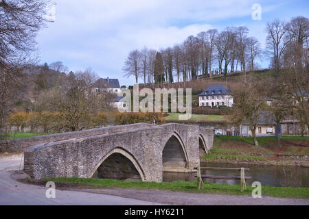 Blick auf Cordemoy Brücke oder Brücke der Riemenscheibe und der Stadt am 24. März 2017, in Bouillon, Belgien Stockfoto