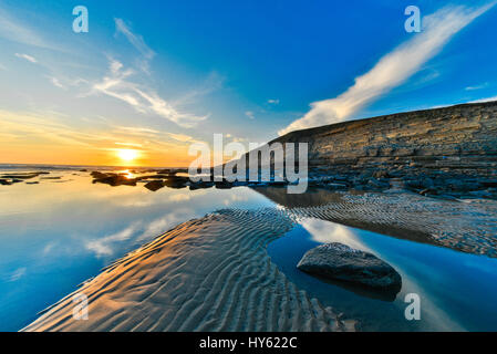 Sonnenuntergang in Dunraven Bay, Vale of Glamorgan, Süd-Wales. Stockfoto