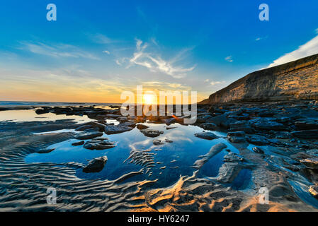 Sonnenuntergang in Dunraven Bay, Vale of Glamorgan, Süd-Wales. Stockfoto