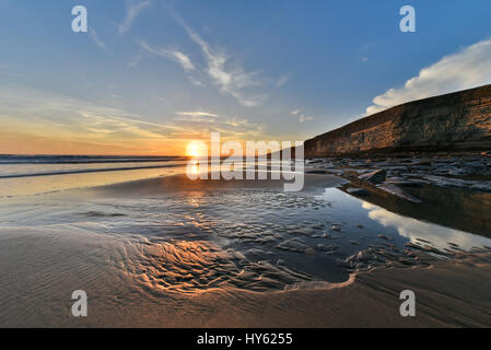 Sonnenuntergang in Dunraven Bay, Vale of Glamorgan, Süd-Wales. Stockfoto