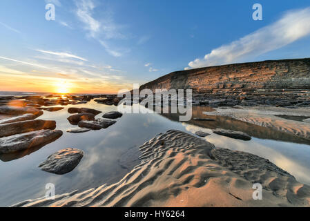 Sonnenuntergang in Dunraven Bay, Vale of Glamorgan, Süd-Wales. Stockfoto