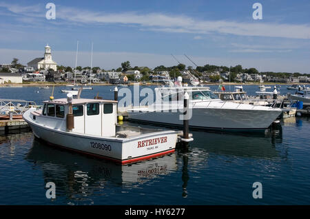 Die Provincetown Hafen und Boote am Macmillan Pier verankert.   Die hohen Gebäude an der Uferpromenade ist die neu renovierte Stadtbibliothek Stockfoto