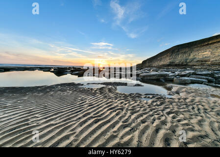 Sonnenuntergang in Dunraven Bay, Vale of Glamorgan, Süd-Wales. Stockfoto